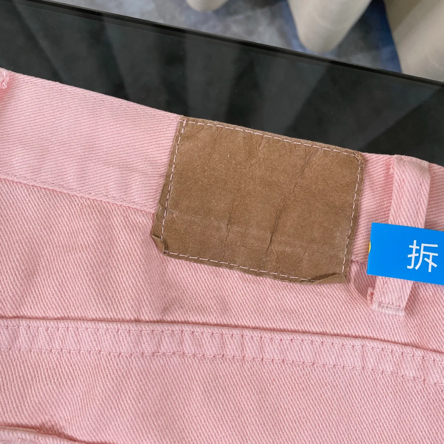 P250 CH Chromehearts 2025 new limited white cross leather couple style washed loose pink jeans 💜 Top quality ceiling quality styles with different washed textures, very friendly to people with thin legs and thick legs, the straight and loose version is very flattering to the leg shape. Moderate length that never goes out of style, easy to match with casual, basic styling for various styles, a must-have in the wardrobe! The fabric is stiff but also makes the upper body soft without losing texture. The washing process is even more perfect. It is a must-have item for everyone! ! ! Washed wheat, hang tag, pants label, complete with three labels, color: pink, size: 28, 30, 32, 34